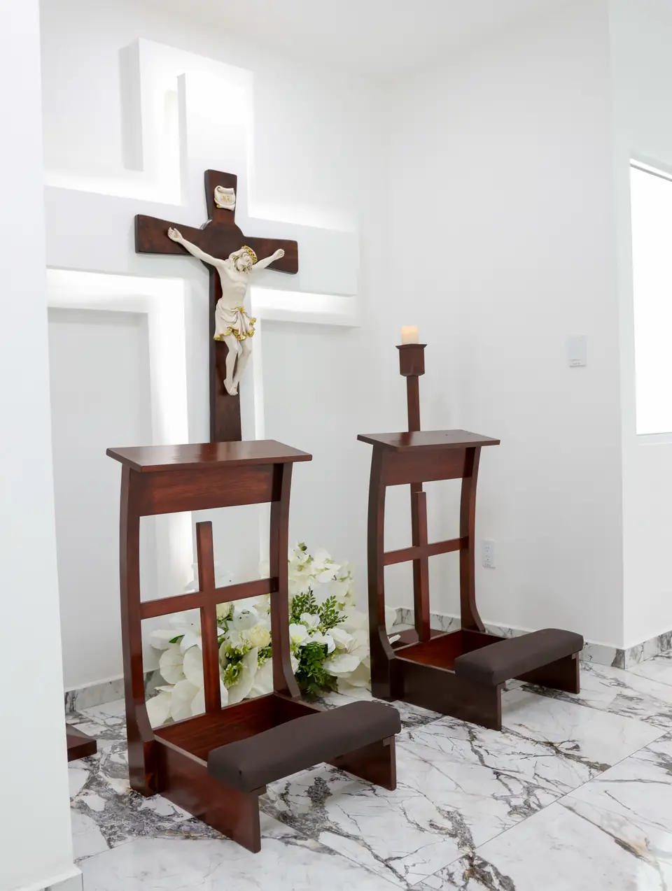 Capilla con crucifijo de madera y reclinatorios