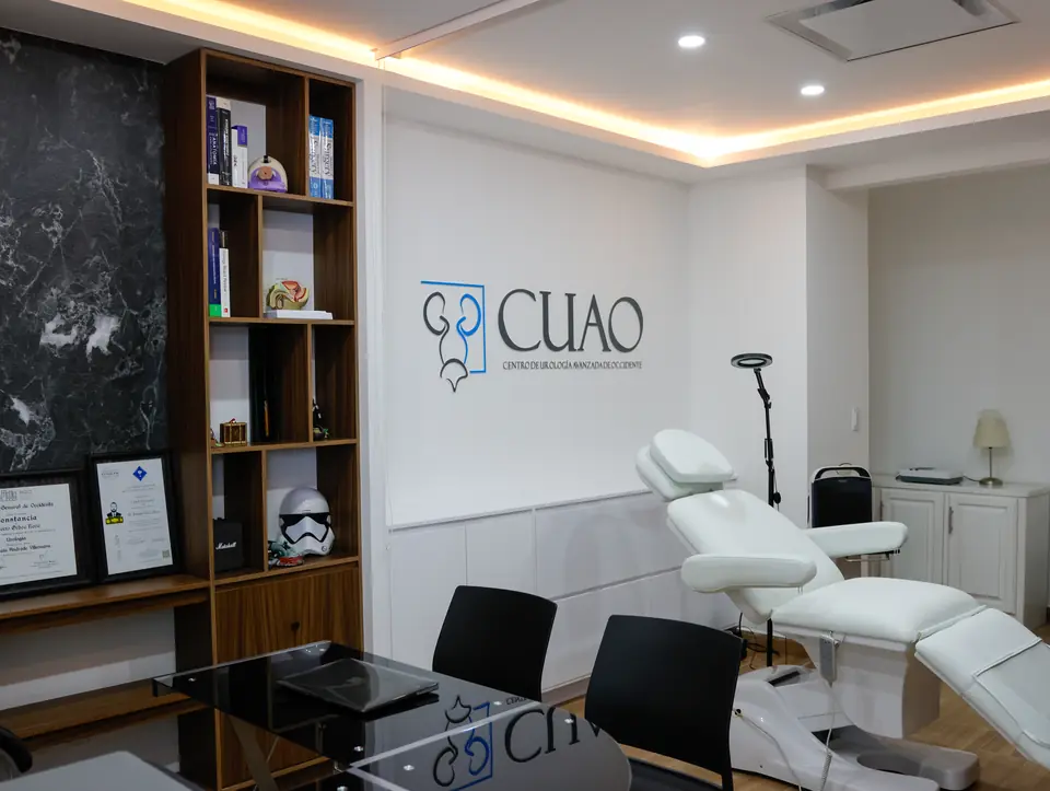 Consultorio de especialidad con librero, diplomas y sillón de exploración