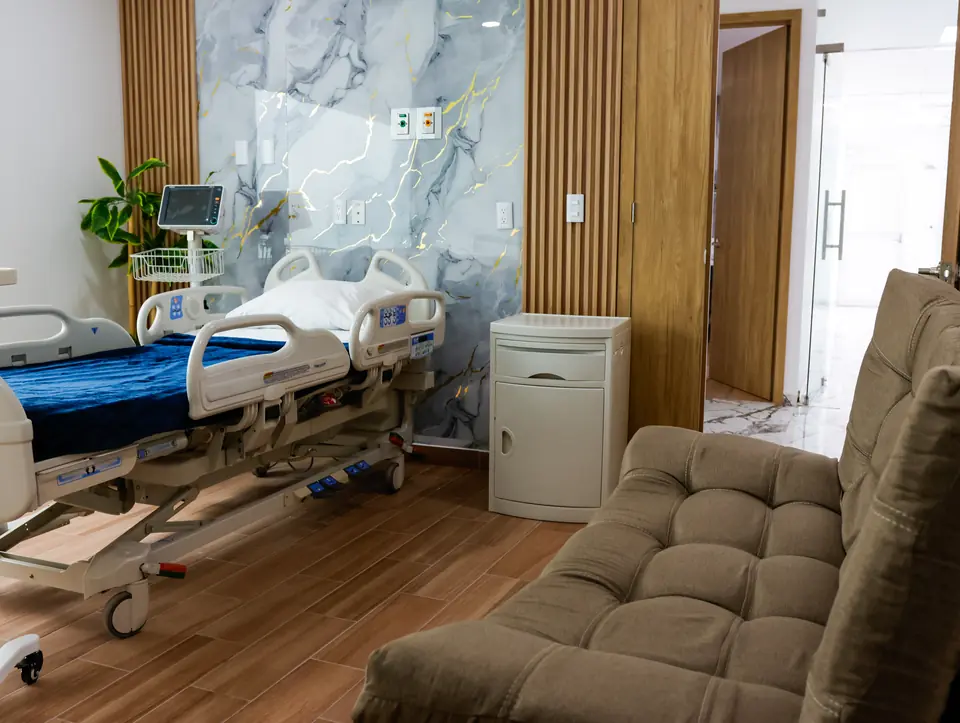 Habitación de hospitalización vista desde el sillón del acompañante