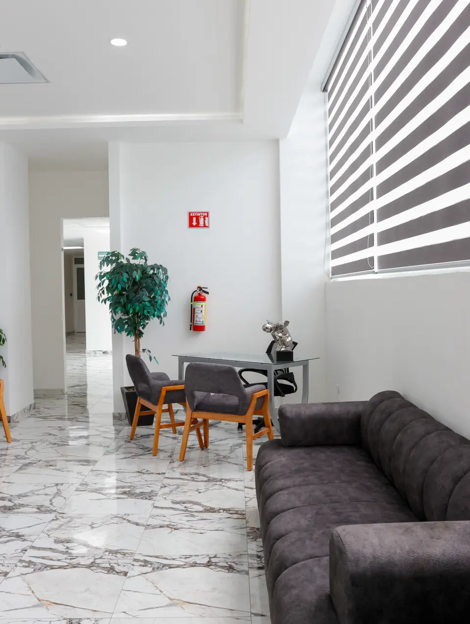 Sala de estar de Centro Médico San Fabián con sofá y ventanal