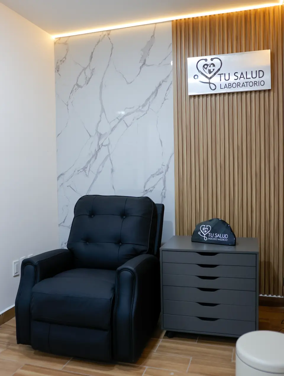 Sala de toma de muestras con sillón reclinable de piel